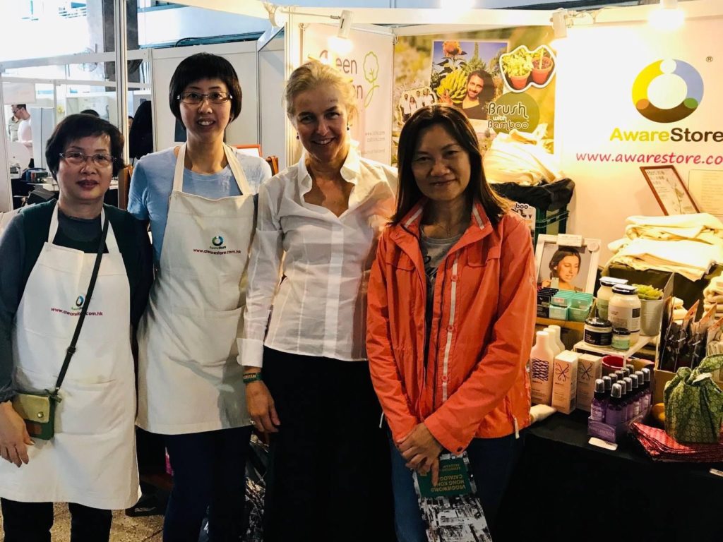 Jenny、她的媽媽、ecostore 香港經銷商 Martina 和前員工 Julia 在 AwareStore於一個環保活動中的展位前。