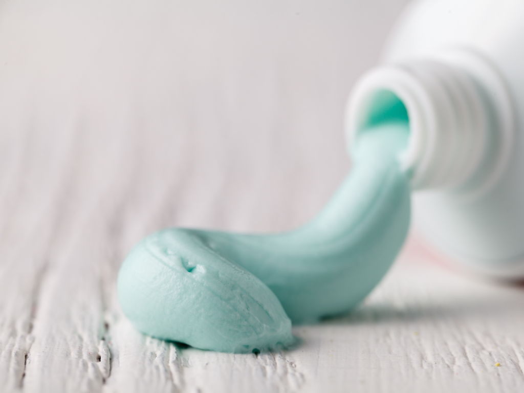 How does natural toothpaste work?